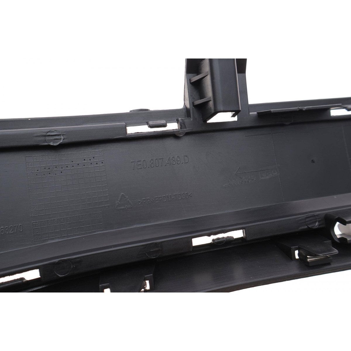 Вставка бампера (під протитуманку) VW T6 2.0 TDI 15-19 (L)