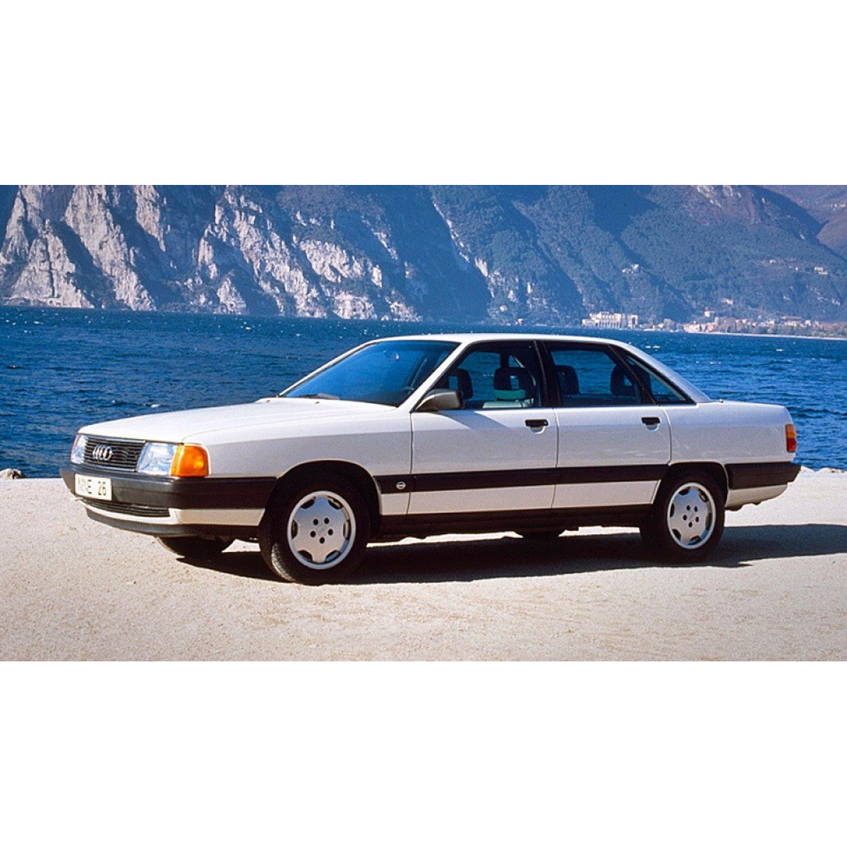 Ручка дверей передня ліва (з ключем, чорна) Audi 100 C3 1982–1991