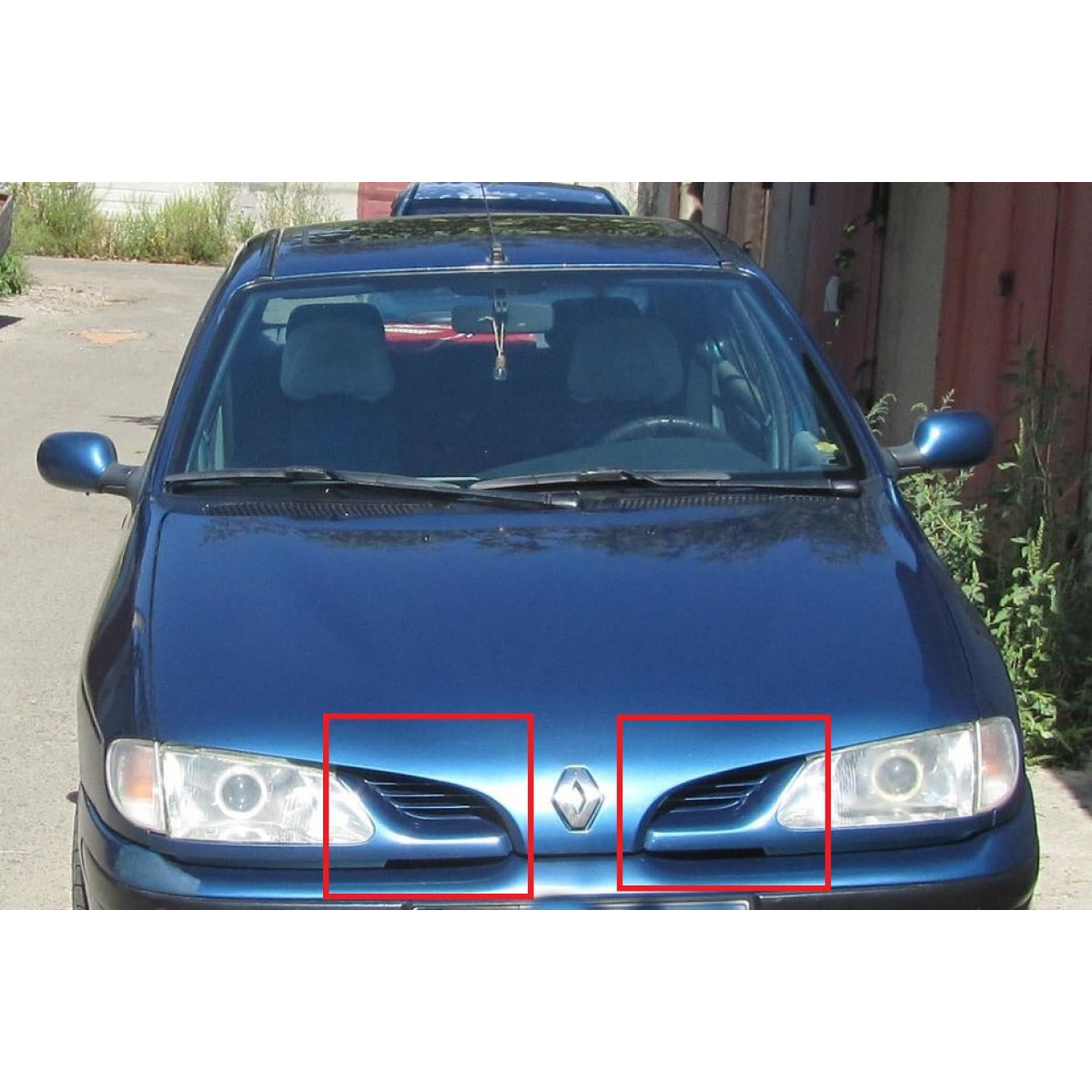 Решітка радіатора ліва+права Рено Меган - Renault Megane 1996-1999