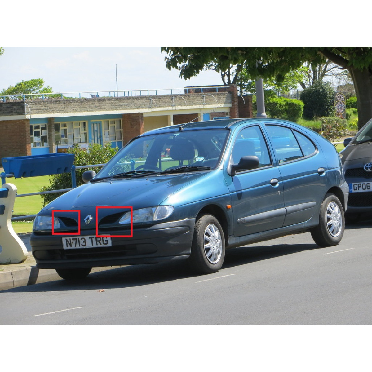 Решітка радіатора ліва+права Рено Меган - Renault Megane 1996-1999