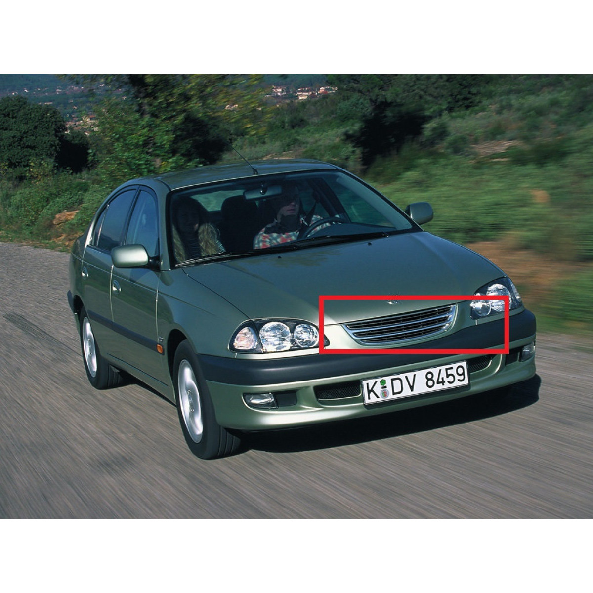 Решітка радіатора Тойота Авенсіс - Toyota Avensis 1997-2000