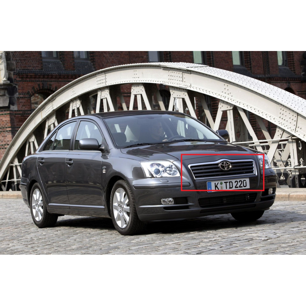 Решітка радіатора Тойота Авенсіс - Toyota Avensis 2003-2006