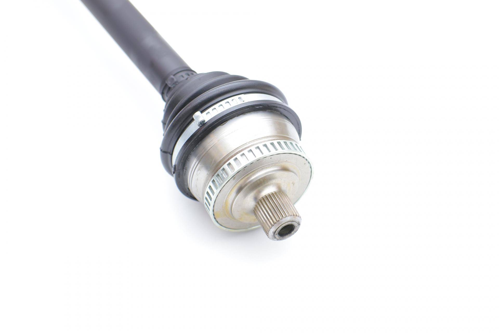 Піввісь (передня) (R) Audi A4 1.8/T 95-01/VW Passat B5 1.8/2.0 96-05 (33z/28z/635mm) (+ABS45z) МКПП