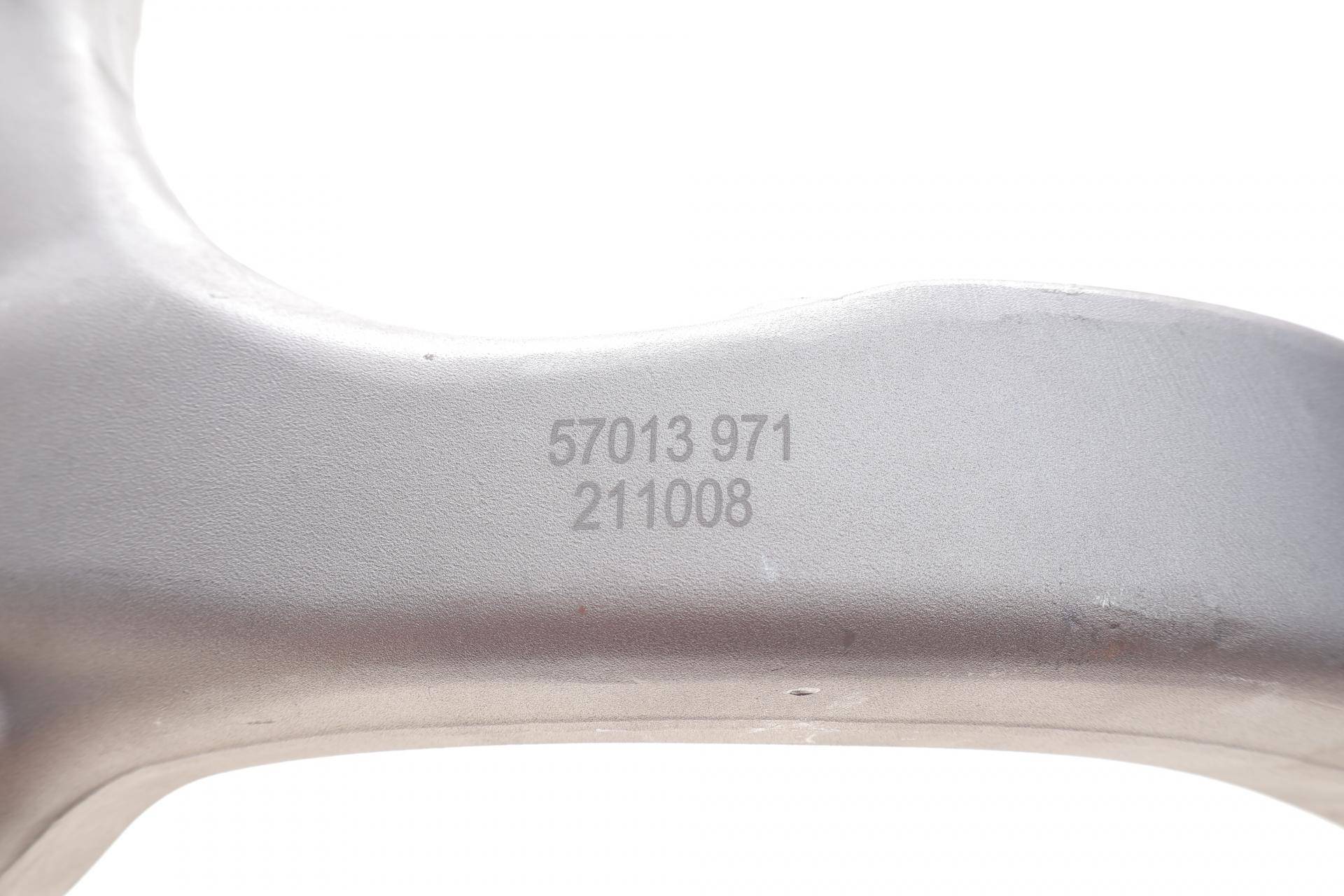 Кулак поворотний (цапфа) Audi A4 00-08 (R) (передня)