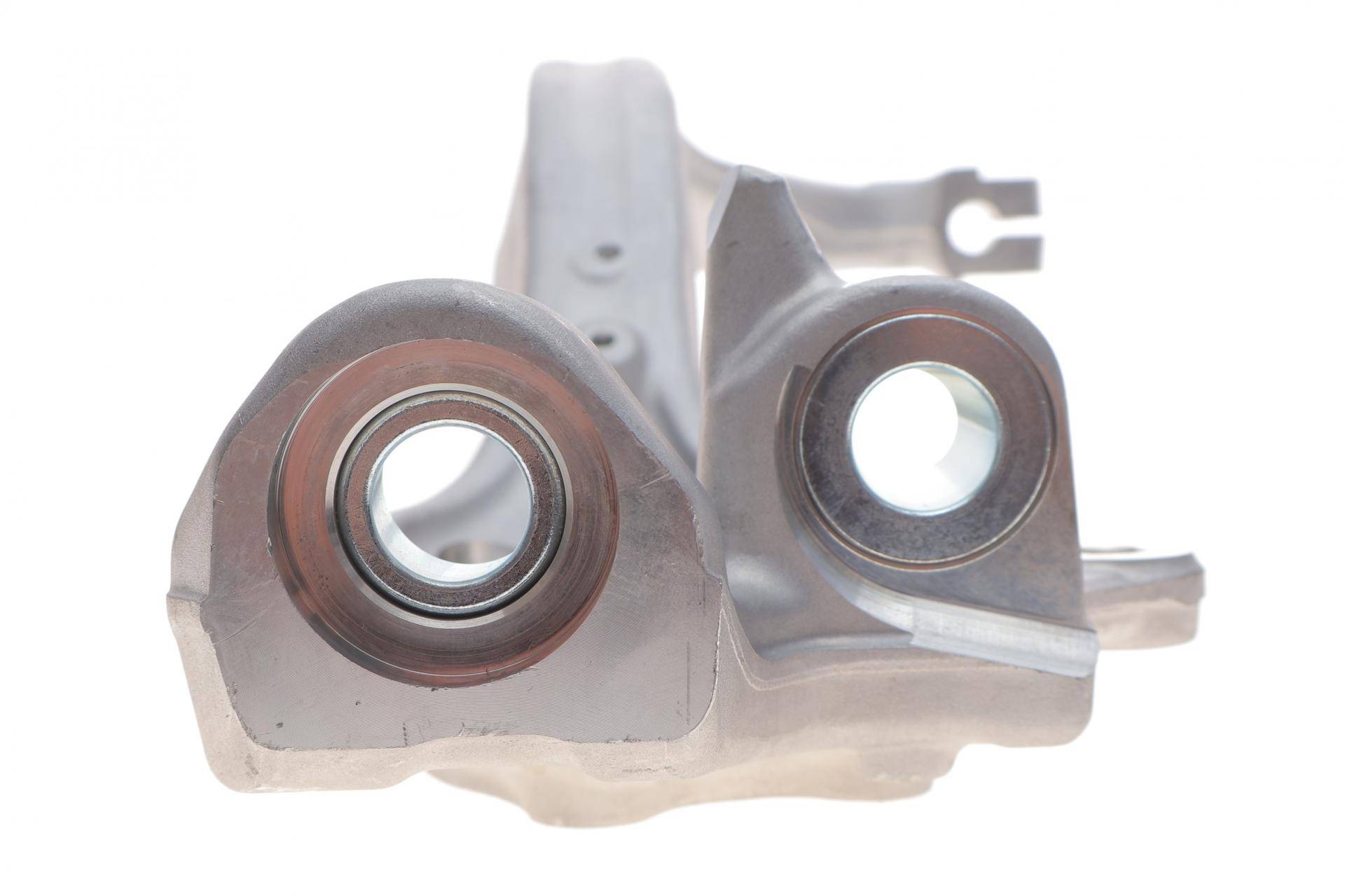 Кулак поворотний (цапфа) Audi A6 2.4-4.2 04-11 (R) (передня)