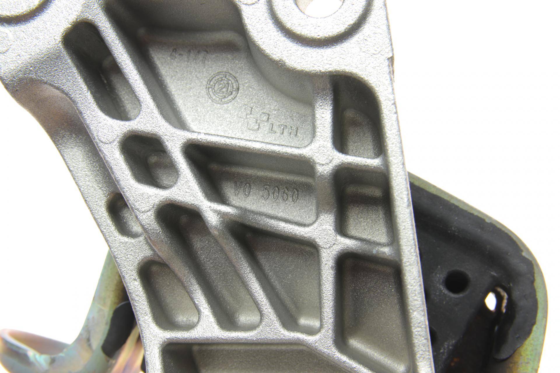 Подушка КПП VW T5 1.9/2.0TDI 03- (L)