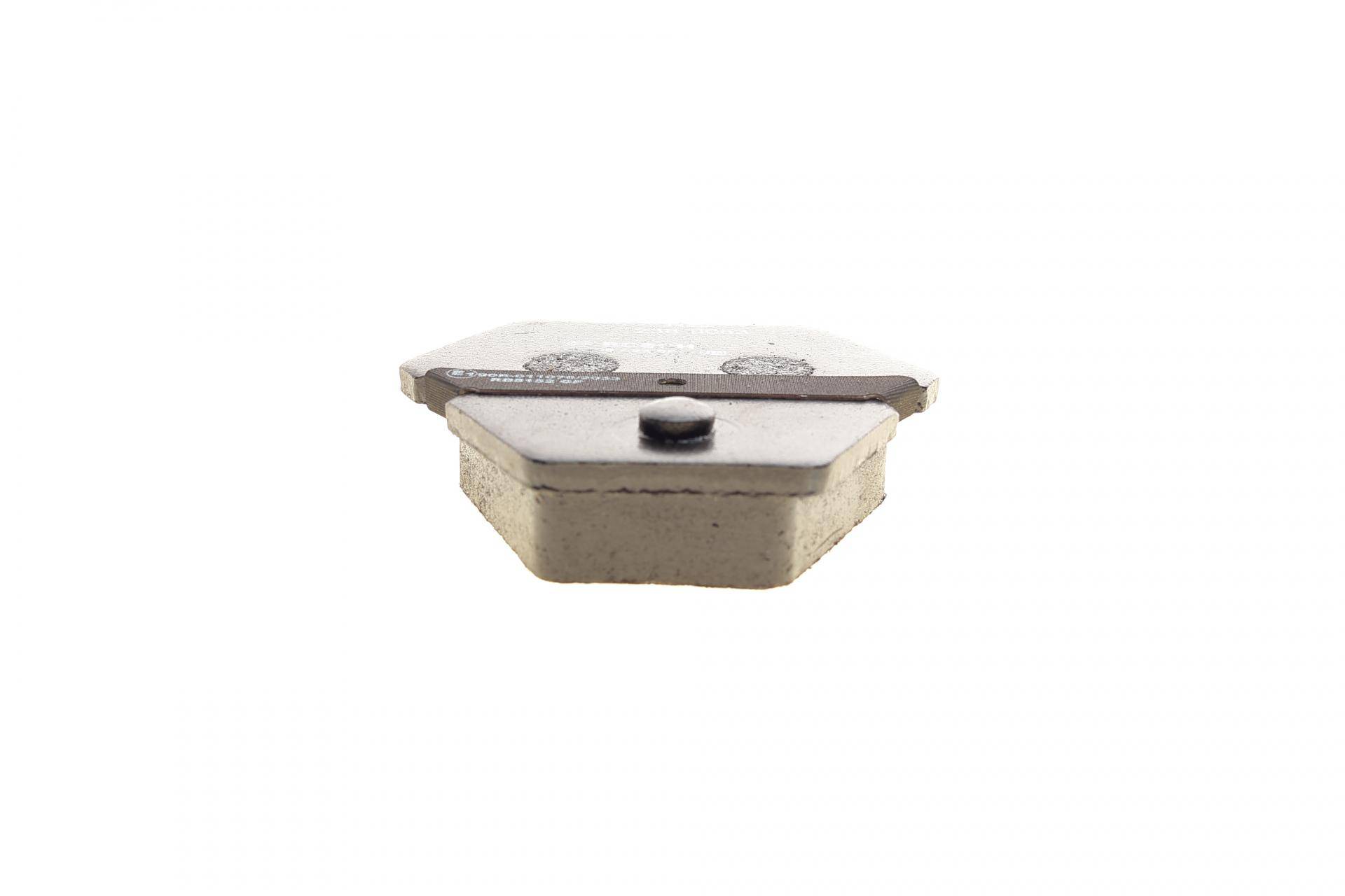 Колодки гальмівні (передні) Audi A4 97-01/A6 97-05/VW Passat B5 00-05/Phaeton 02-08 (+датчики)
