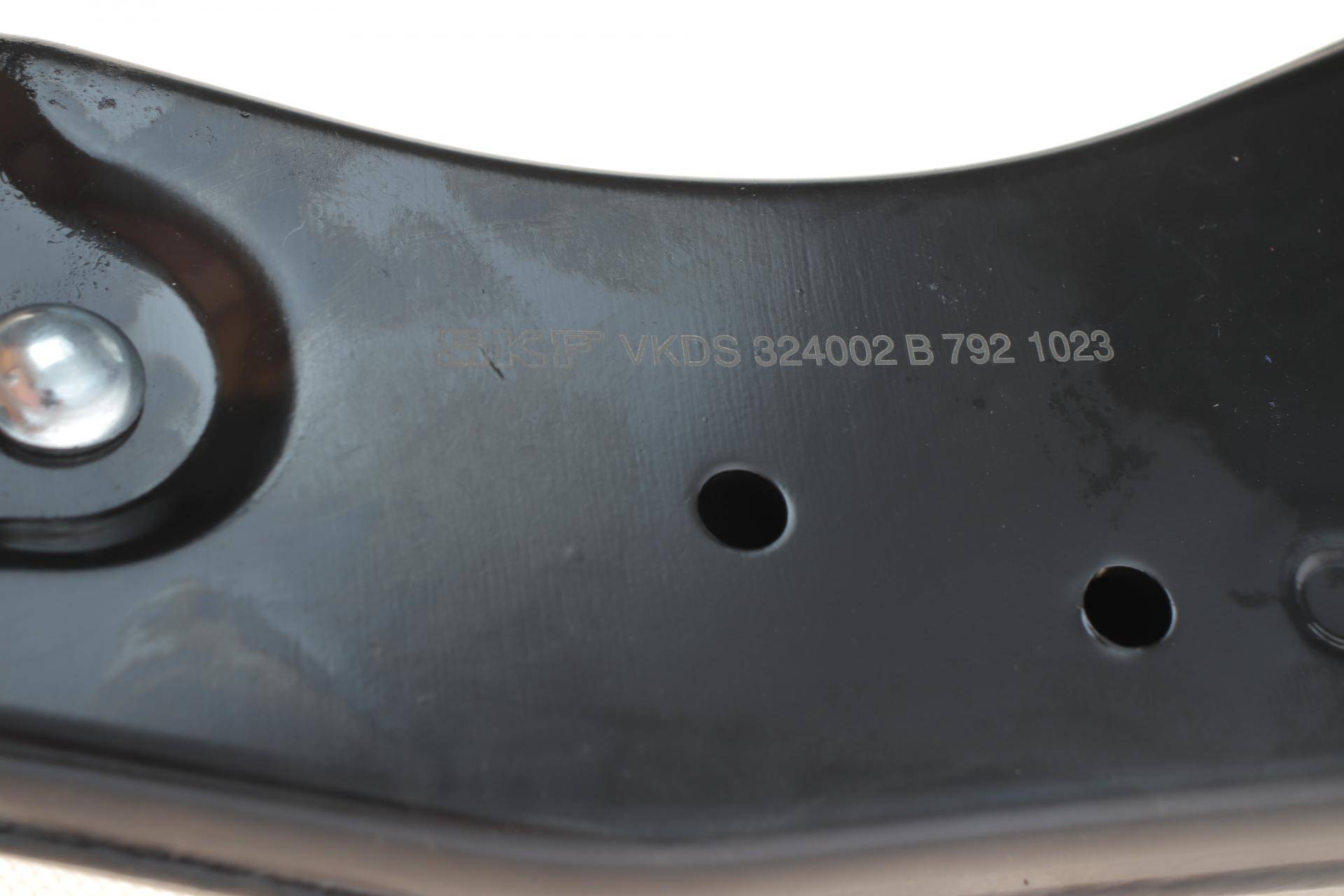Важіль підвіски (передній/знизу) (R) Ford C-Max 07-10/Focus/Volvo C30/C70/S40/V50 04-12 (з кульовою)