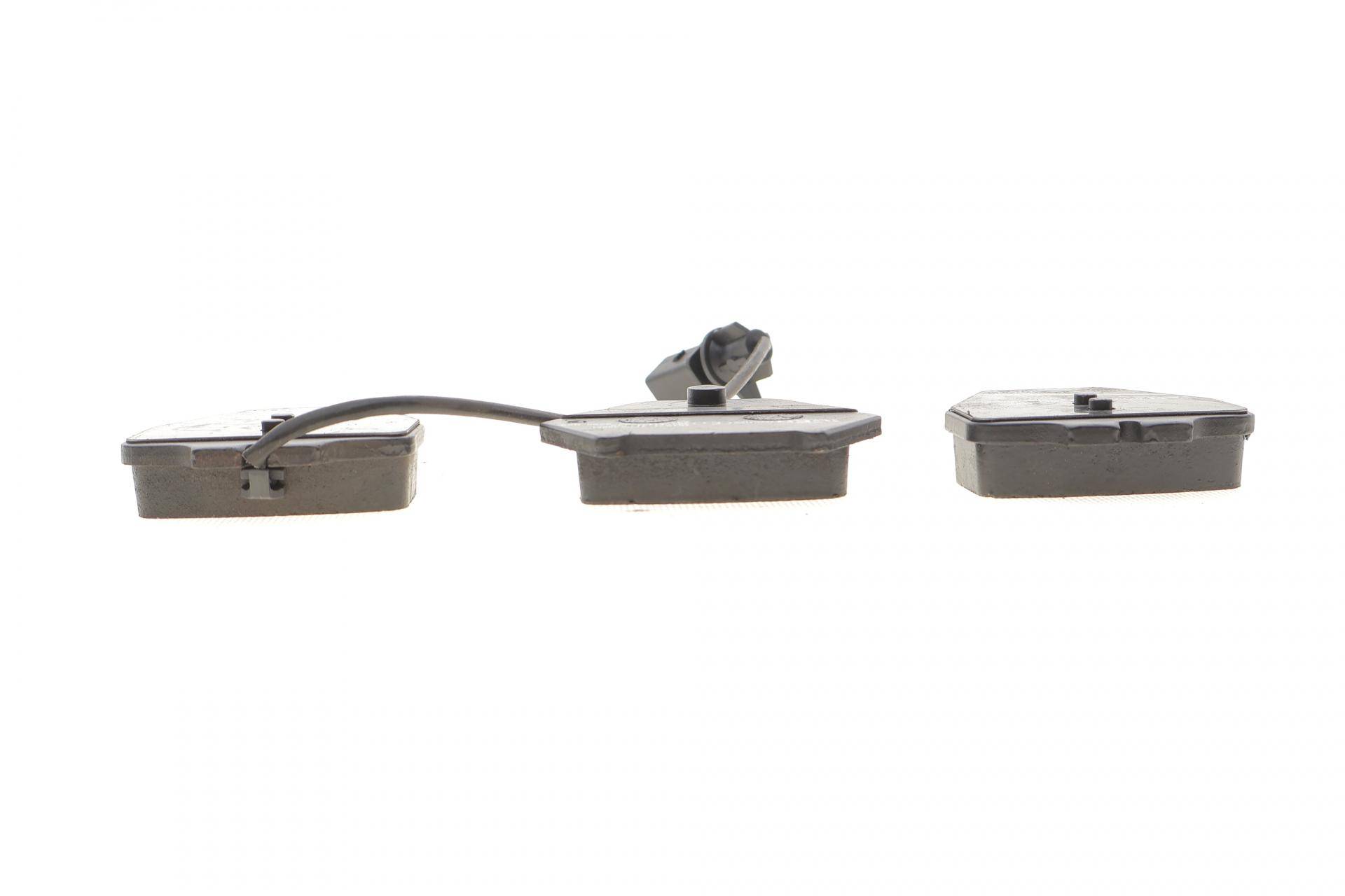 Колодки гальмівні (передні) Audi A4 97-01/A6 97-05/VW Passat B5 00-05/Phaeton 02-08 (+датчики)