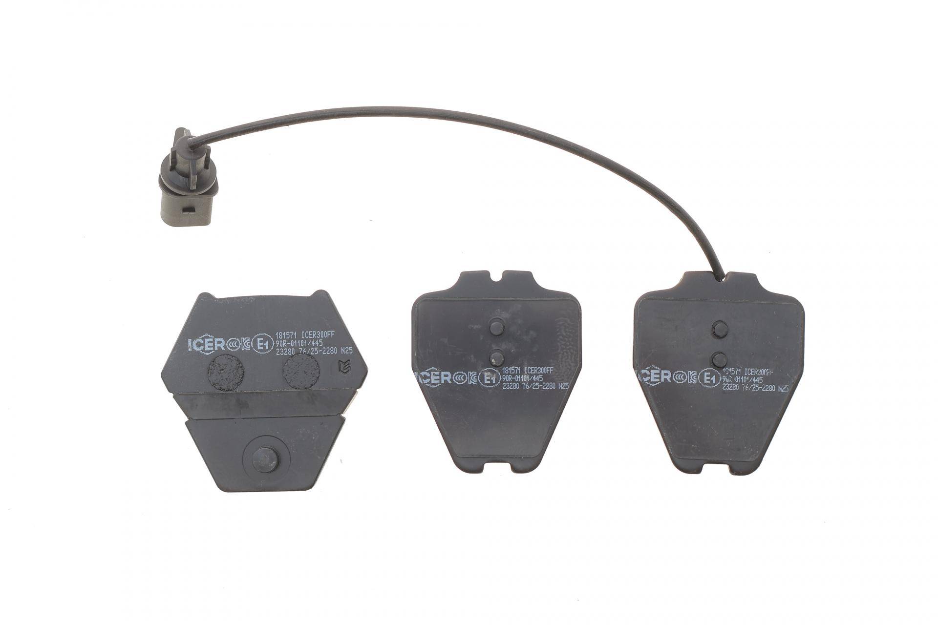 Колодки гальмівні (передні) Audi A4 97-01/A6 97-05/VW Passat B5 00-05/Phaeton 02-08 (+датчики)