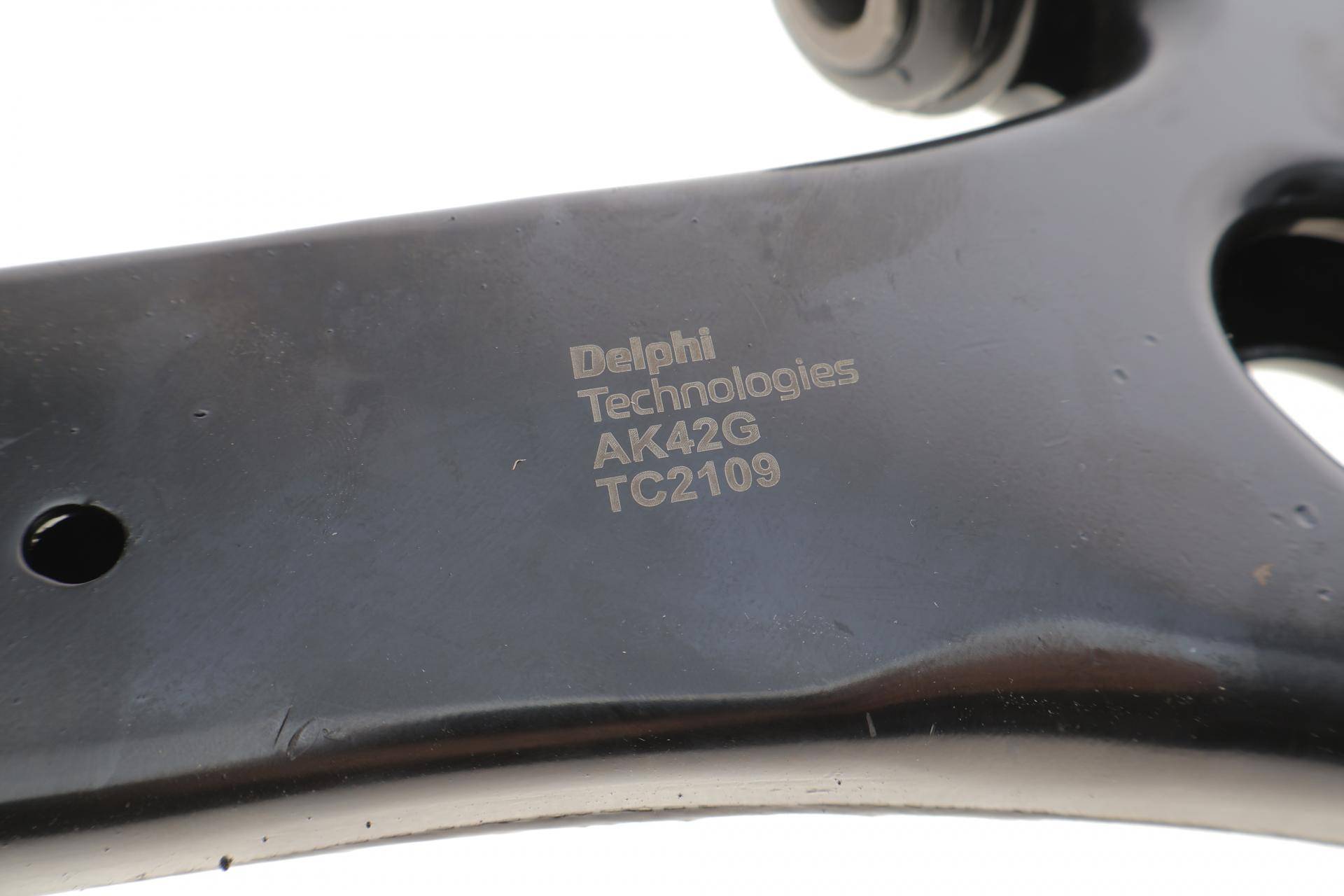 Важіль підвіски (передній/знизу) (R) Ford C-Max 07-10/Focus/Volvo C30/C70/S40/V50 04-12 (с шаровой)