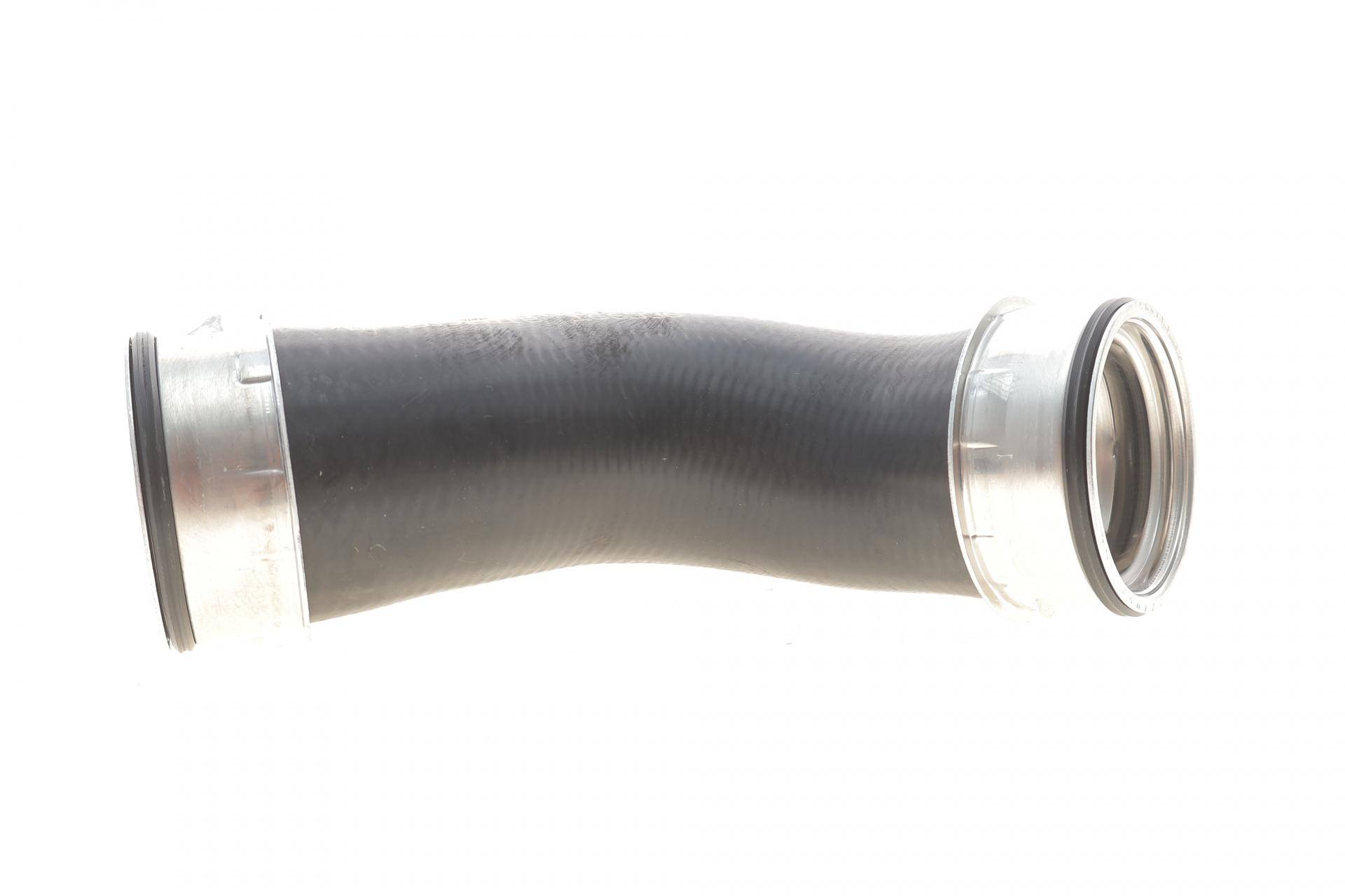 Патрубок інтеркулера (нижній) (L) Audi A3/Skoda Octavia/SuperB/VW Golf/Jetta/Passat 2.0D 03- (ззаду)