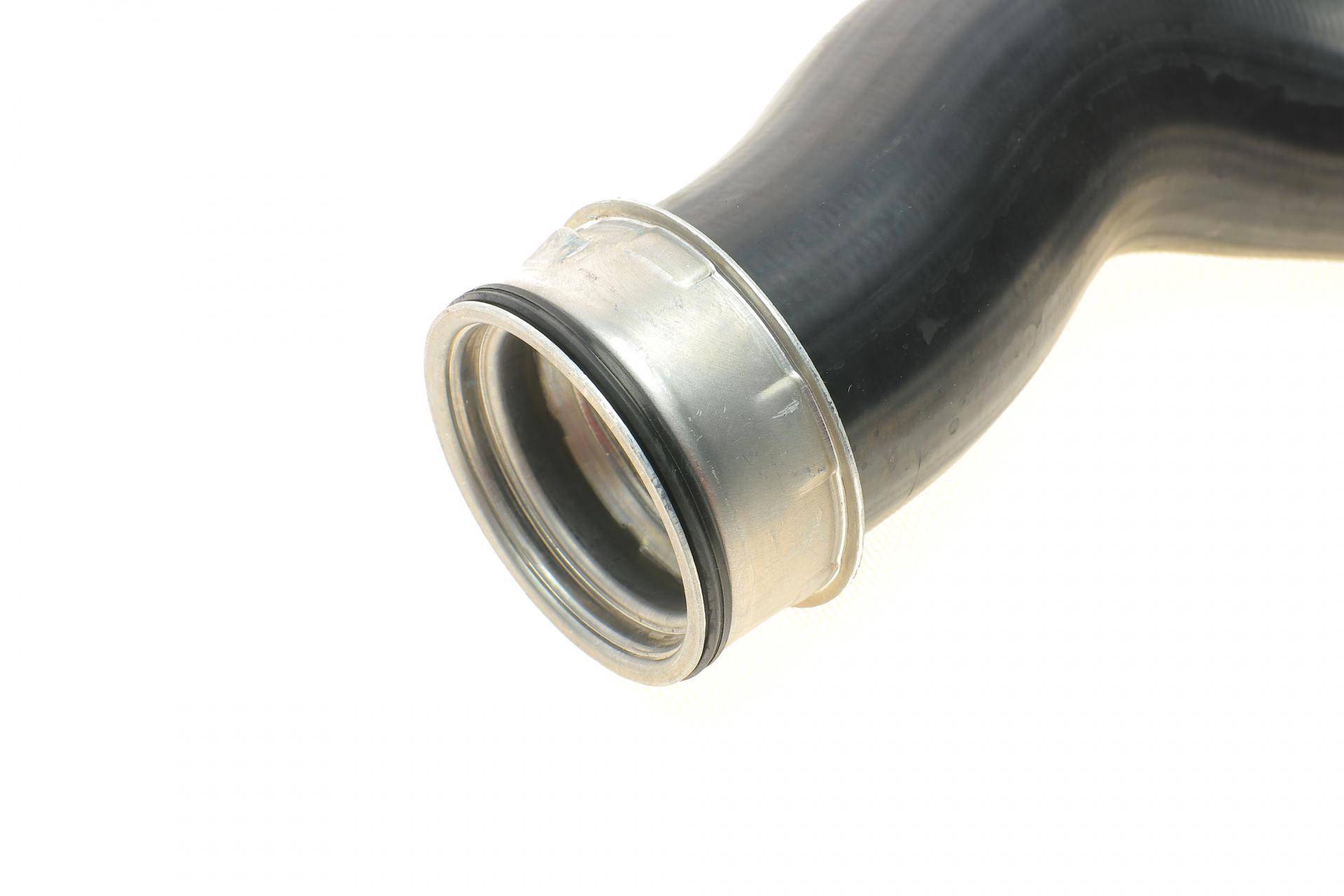 Патрубок інтеркулера (нижній) (L) Audi A3/Skoda Octavia/SuperB/VW Golf/Jetta/Passat 2.0D 03-